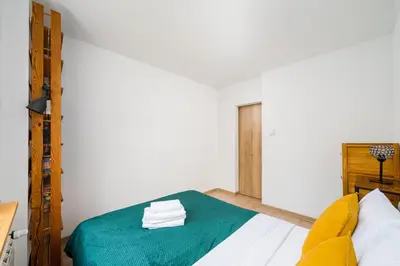 Łóżko lub łóżka w pokoju w obiekcie Afrykańska Urban Chic Apartment by BookingHost