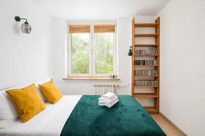 Łóżko lub łóżka w pokoju w obiekcie Afrykańska Urban Chic Apartment by BookingHost