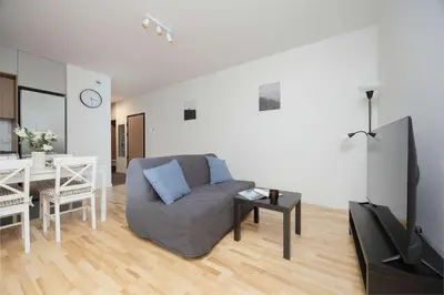 Telewizja i/lub zestaw kina domowego w obiekcie Air Conditioned Apartment in Warsaw with Parking, Balcony and Bathtub by Noclegi Renters