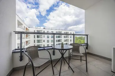 Balkon lub taras w obiekcie Air Conditioned Apartment in Warsaw with Parking, Balcony and Bathtub by Noclegi Renters