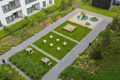 Ogród w obiekcie Air Conditioned Apartment in Warsaw with Parking, Balcony and Bathtub by Noclegi Renters