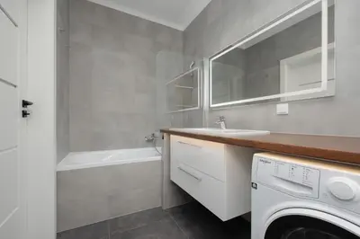 Łazienka w obiekcie Air Conditioned Apartment in Warsaw with Parking, Balcony and Bathtub by Noclegi Renters