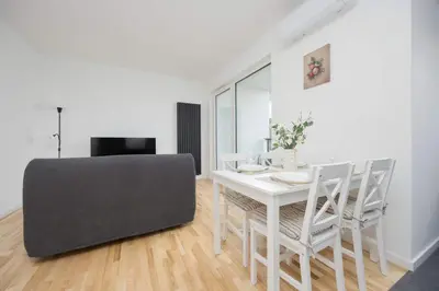 Telewizja i/lub zestaw kina domowego w obiekcie Air Conditioned Apartment in Warsaw with Parking, Balcony and Bathtub by Noclegi Renters