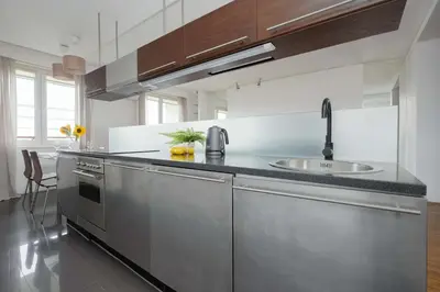 Kuchnia lub aneks kuchenny w obiekcie Air-conditioned Apartment near Łazienki Park with Parking by Noclegi Renters