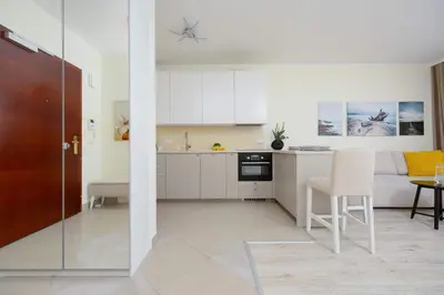 Kuchnia lub aneks kuchenny w obiekcie Bright Apartment with Parking In the Center of Warsaw by Noclegi Renters