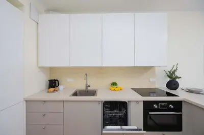 Kuchnia lub aneks kuchenny w obiekcie Bright Apartment with Parking In the Center of Warsaw by Noclegi Renters