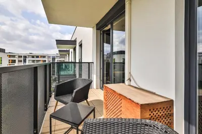 Balkon lub taras w obiekcie Kaliny Jedrusik 5 I Dwie oddzielne sypialnie i garaż I Żoliborz Artystyczny By Perfect Apart