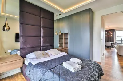 Łóżko lub łóżka w pokoju w obiekcie Kaliny Jedrusik 5 I Dwie oddzielne sypialnie i garaż I Żoliborz Artystyczny By Perfect Apart
