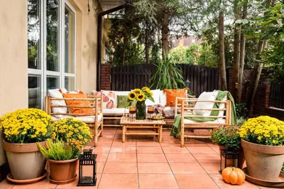 Ogród w obiekcie Warm & cosy 2-store 3-BR House with fireplace, living room, garden, terrace, balcony & parking 30 minutes from Warsaw Centre