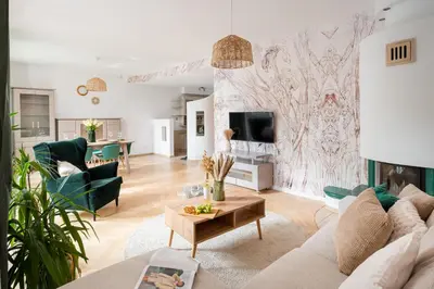 Telewizja i/lub zestaw kina domowego w obiekcie Warm & cosy 2-store 3-BR House with fireplace, living room, garden, terrace, balcony & parking 30 minutes from Warsaw Centre