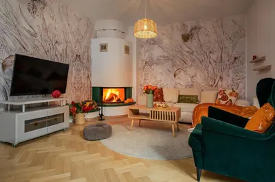 Telewizja i/lub zestaw kina domowego w obiekcie Warm & cosy 2-store 3-BR House with fireplace, living room, garden, terrace, balcony & parking 30 minutes from Warsaw Centre