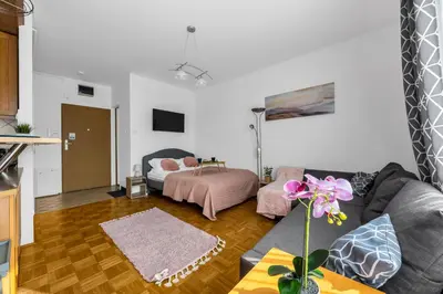 Telewizja i/lub zestaw kina domowego w obiekcie Studio Metro Natolin - Balcony - by Rentujemy