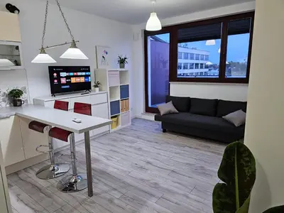 Telewizja i/lub zestaw kina domowego w obiekcie Bright Studio Gocławska PGE Narodowy