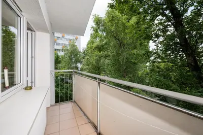 Balkon lub taras w obiekcie Aleja Waszyngtona Chic Apartment by BookingHost