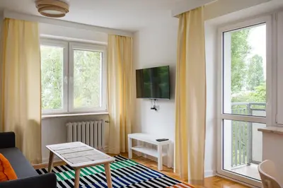 Telewizja i/lub zestaw kina domowego w obiekcie Aleja Waszyngtona Chic Apartment by BookingHost