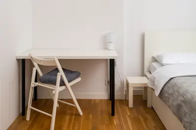 Łóżko lub łóżka w pokoju w obiekcie Metro Racławicka Comfy Apartment by BookingHost