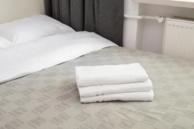 Łóżko lub łóżka w pokoju w obiekcie Metro Racławicka Comfy Apartment by BookingHost