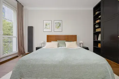 Łóżko lub łóżka w pokoju w obiekcie Air Conditioned Apartment in Warsaw Center with Desk and Bathtub by Noclegi Renters