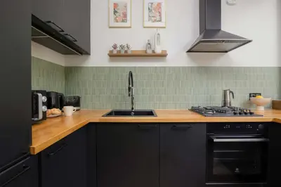 Kuchnia lub aneks kuchenny w obiekcie Air Conditioned Apartment in Warsaw Center with Desk and Bathtub by Noclegi Renters