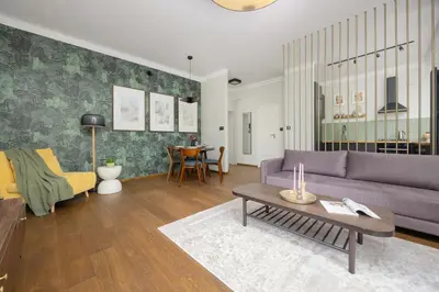 Część wypoczynkowa w obiekcie Air Conditioned Apartment in Warsaw Center with Desk and Bathtub by Noclegi Renters