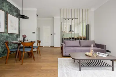 Część wypoczynkowa w obiekcie Air Conditioned Apartment in Warsaw Center with Desk and Bathtub by Noclegi Renters