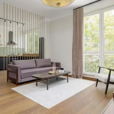 Air Conditioned Apartment in Warsaw Center with Desk and Bathtub by Noclegi Renters