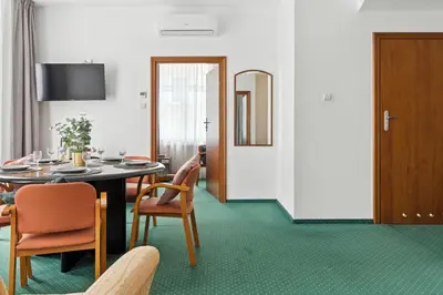 Telewizja i/lub zestaw kina domowego w obiekcie Nest Guest Rooms by Solarento