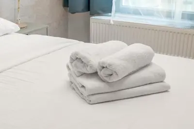 Łóżko lub łóżka w pokoju w obiekcie Solaris Voyage Apartment by BookingHost