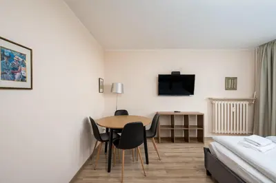 Telewizja i/lub zestaw kina domowego w obiekcie Royal Baths Inviting Apartment by BookingHost