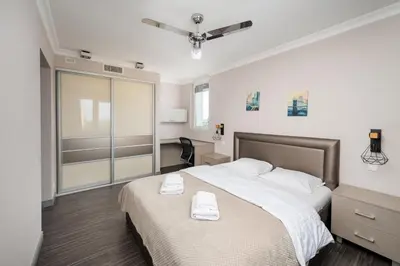 Łóżko lub łóżka w pokoju w obiekcie Metro Szwedzka Homely Apartment by BookingHost