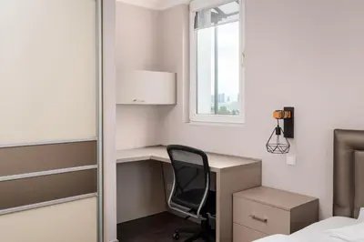 Łóżko lub łóżka w pokoju w obiekcie Metro Szwedzka Homely Apartment by BookingHost