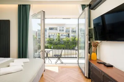 Telewizja i/lub zestaw kina domowego w obiekcie Modern Flow Apartment by Bookinghost