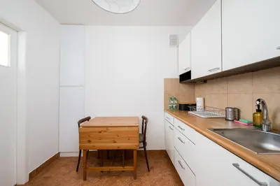 Kuchnia lub aneks kuchenny w obiekcie 8th Floor City View Apartment by BookingHost