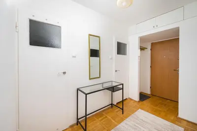 Telewizja i/lub zestaw kina domowego w obiekcie 8th Floor City View Apartment by BookingHost