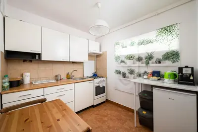 Kuchnia lub aneks kuchenny w obiekcie 8th Floor City View Apartment by BookingHost