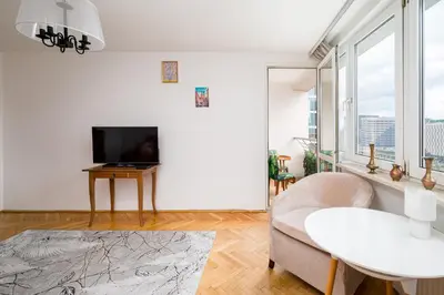 Telewizja i/lub zestaw kina domowego w obiekcie 8th Floor City View Apartment by BookingHost