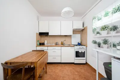 Kuchnia lub aneks kuchenny w obiekcie 8th Floor City View Apartment by BookingHost