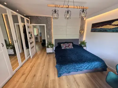 Łóżko lub łóżka w pokoju w obiekcie Premium Apartment up to 5p, 15 min to City Center, Tree VIEW, 5 min walk to 2 lakes with attractions, VR Googles, LED FIREPLACE, NEW