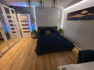 Łóżko lub łóżka w pokoju w obiekcie Premium Apartment up to 5p, 15 min to City Center, Tree VIEW, 5 min walk to 2 lakes with attractions, VR Googles, LED FIREPLACE, NEW