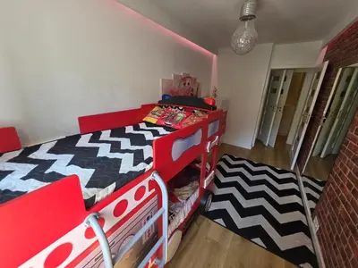 Łóżko lub łóżka w pokoju w obiekcie Premium Apartment up to 5p, 15 min to City Center, Tree VIEW, 5 min walk to 2 lakes with attractions, VR Googles, LED FIREPLACE, NEW