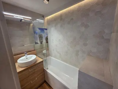 Łazienka w obiekcie Premium Apartment up to 5p, 15 min to City Center, Tree VIEW, 5 min walk to 2 lakes with attractions, VR Googles, LED FIREPLACE, NEW