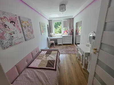 Łóżko lub łóżka w pokoju w obiekcie Premium Apartment up to 5p, 15 min to City Center, Tree VIEW, 5 min walk to 2 lakes with attractions, VR Googles, LED FIREPLACE, NEW