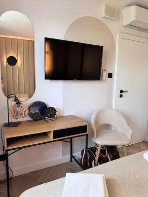 Telewizja i/lub zestaw kina domowego w obiekcie Family & Business Apartments PREMIUM SPA No 3 - 2 Bedroom with Private Jacuzzi, Balcony, Parking