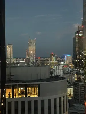 Widok na miasto Warszawa z tego apartamentu