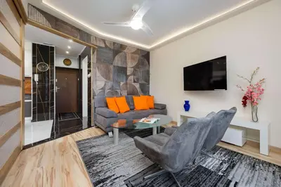 Telewizja i/lub zestaw kina domowego w obiekcie Comfortable Apartment Near Park Szczęśliwicki Warsaw by Noclegi Renters