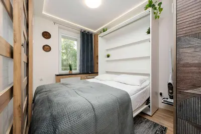 Łóżko lub łóżka w pokoju w obiekcie Comfortable Apartment Near Park Szczęśliwicki Warsaw by Noclegi Renters