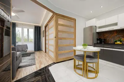 Kuchnia lub aneks kuchenny w obiekcie Comfortable Apartment Near Park Szczęśliwicki Warsaw by Noclegi Renters