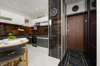 Kuchnia lub aneks kuchenny w obiekcie Comfortable Apartment Near Park Szczęśliwicki Warsaw by Noclegi Renters