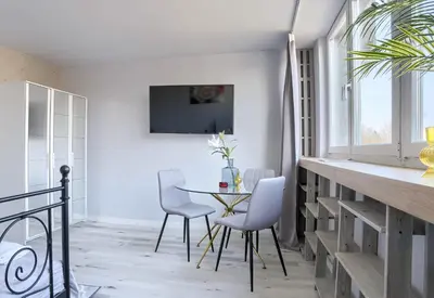 Telewizja i/lub zestaw kina domowego w obiekcie Komfortowy apartament w pobliżu Starego Miasta