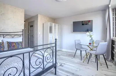 Telewizja i/lub zestaw kina domowego w obiekcie Komfortowy apartament w pobliżu Starego Miasta